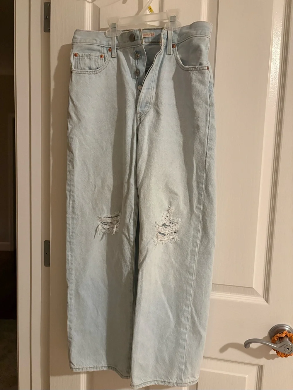 Levi’s Light Wash Distressed women’s Jeans. Ribcage straight ankle. Like New!